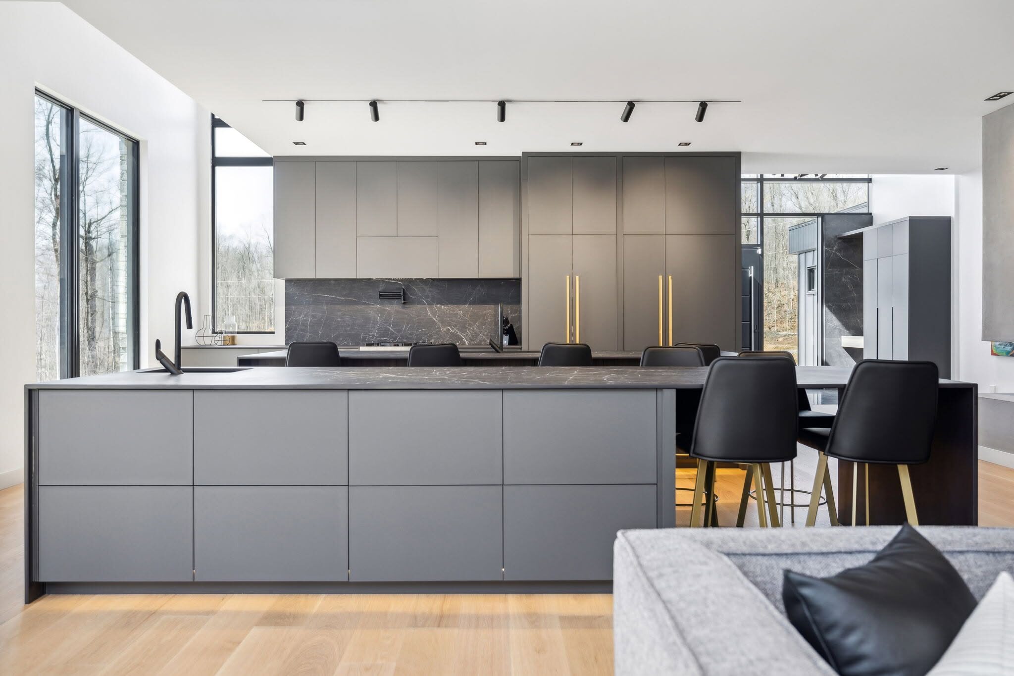 Cuisine grise contemporaine sur mesure réalisée par Théo Mineault