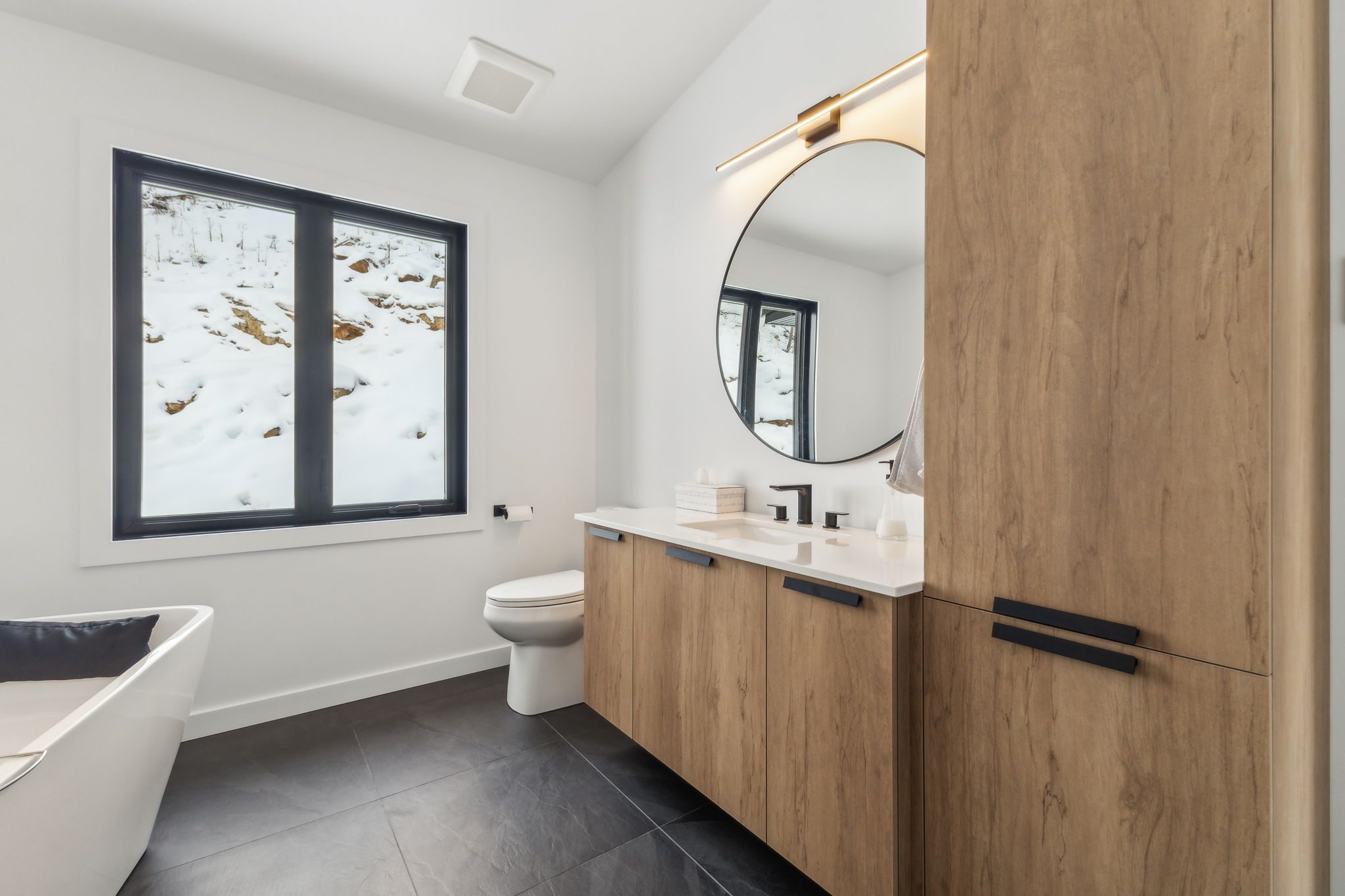 Salle de bain épurée, vanité de bois