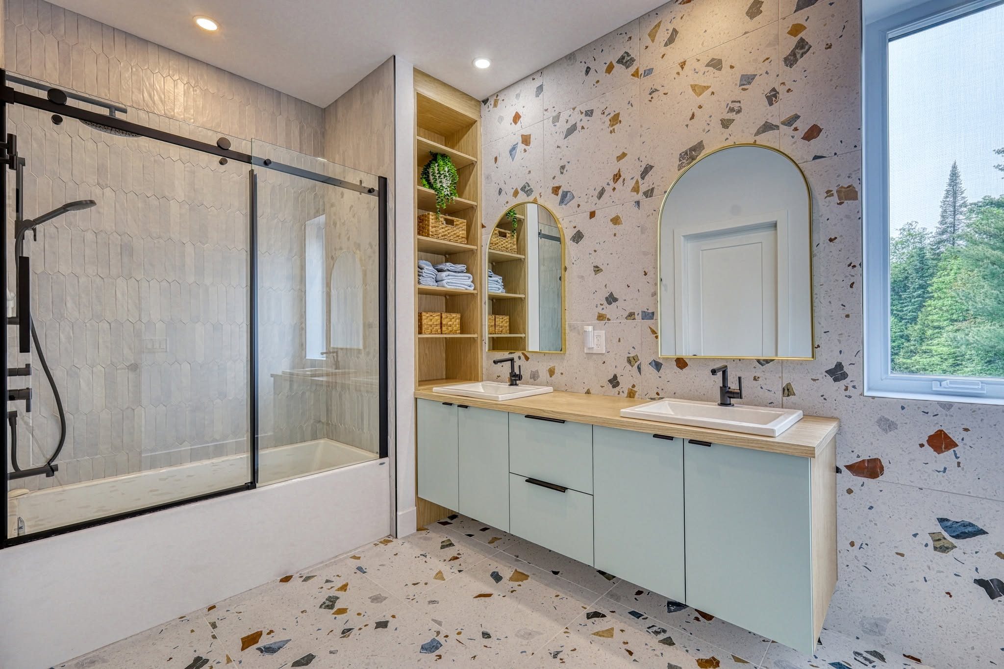 Salle de bain terrazzo, vanité menthe
