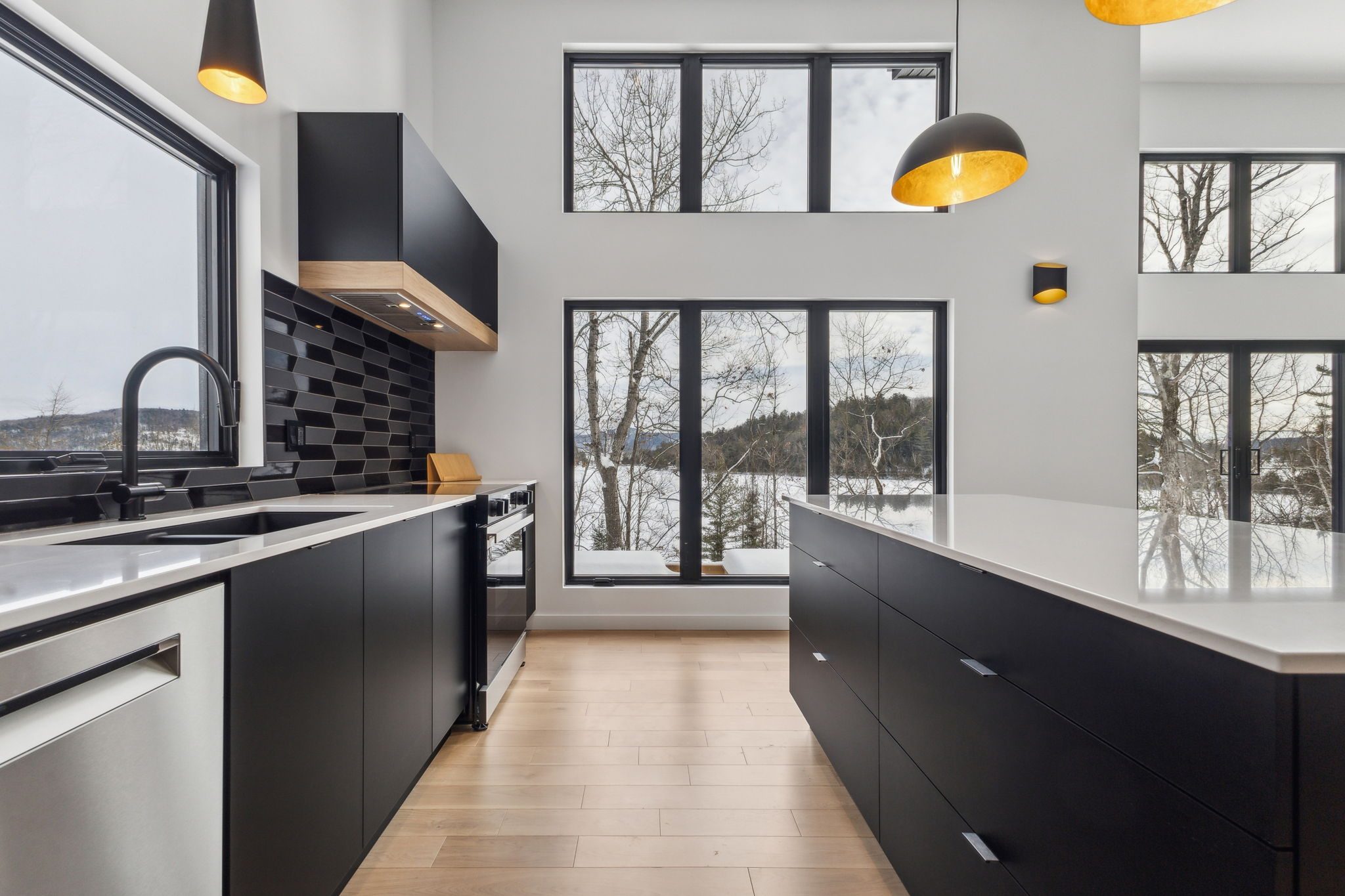 Cuisine noire avec vue sur le lac