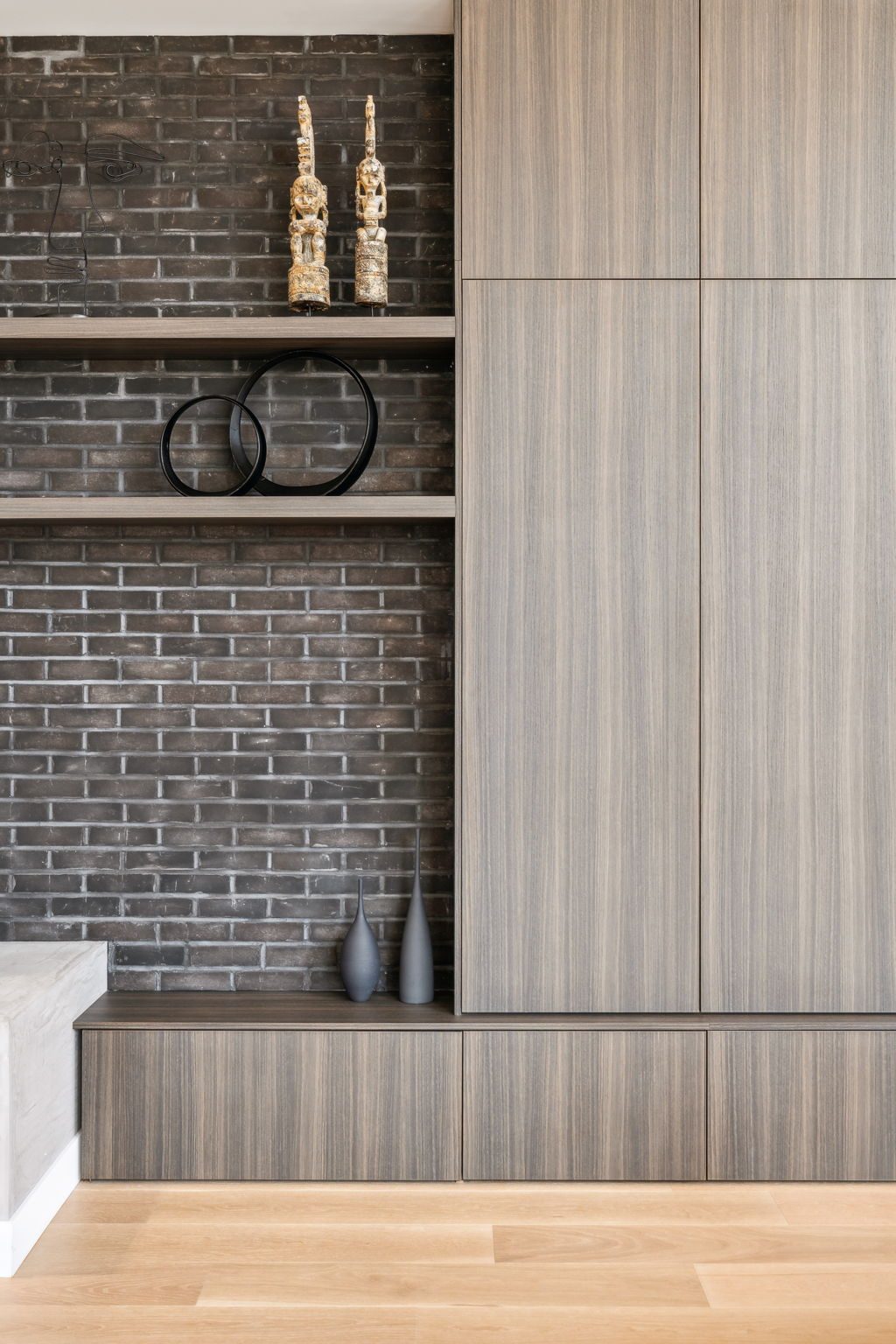 Mur de rangement, brique et bois